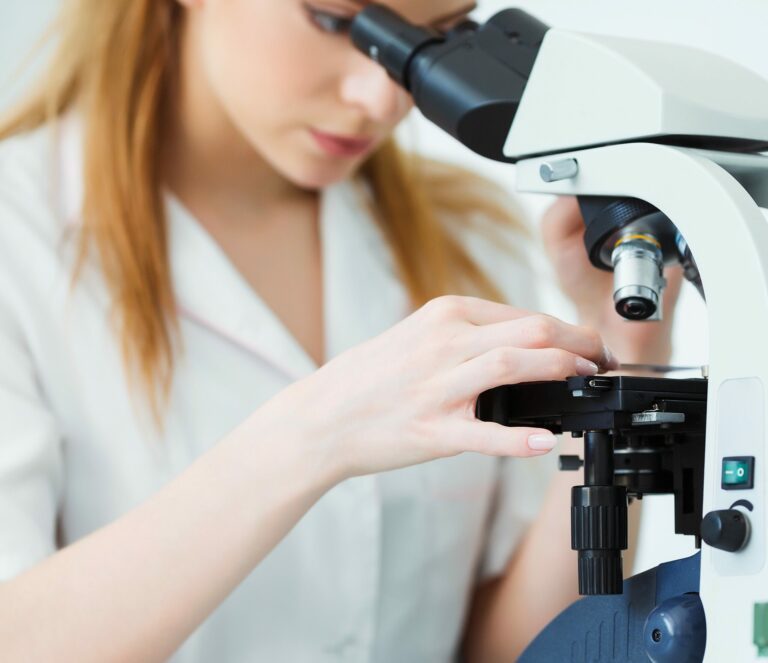 mujer microscopio