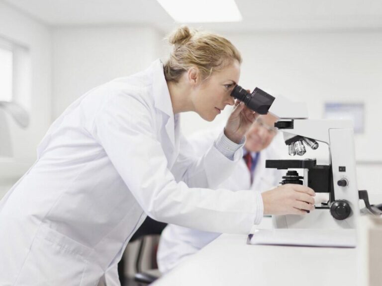 mujer laboratorio